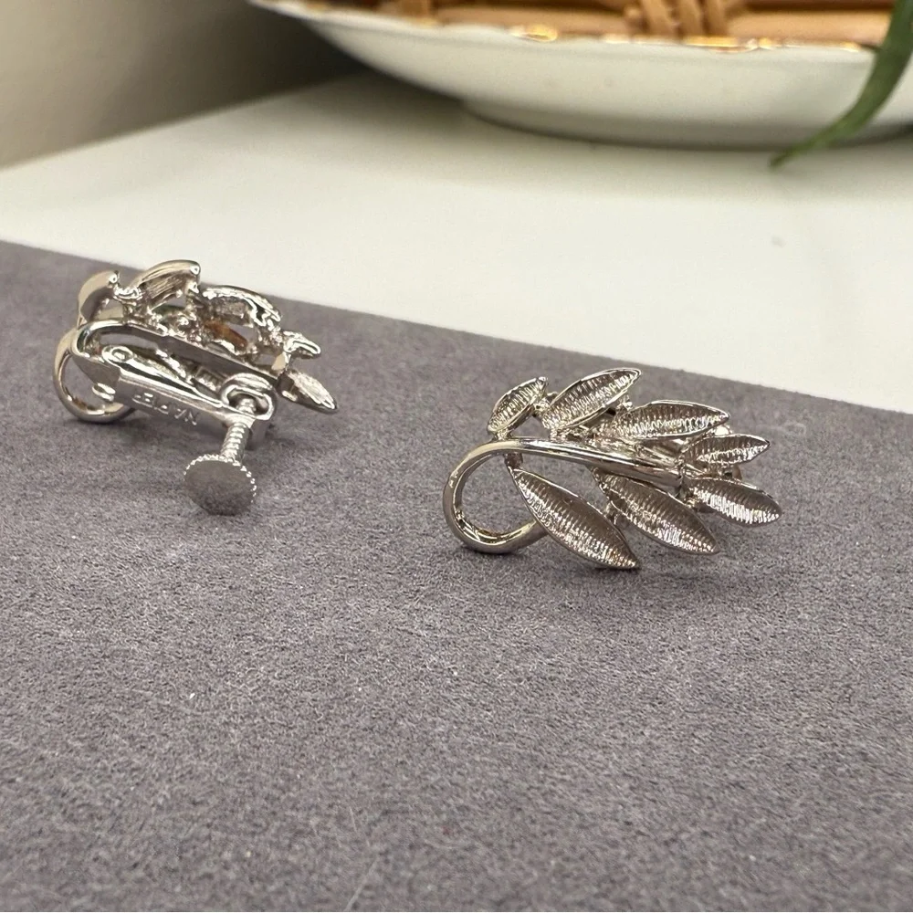 VTG Napier Silver Leaf Earrings Mid-Century Screw Back Clip On Botanical Jewelry - Picture 3 of 7